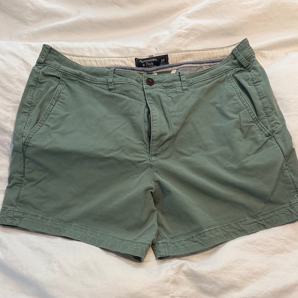 Abercrombie & Fitch Men’s Olive Green Flat-Front Shorts - 32in